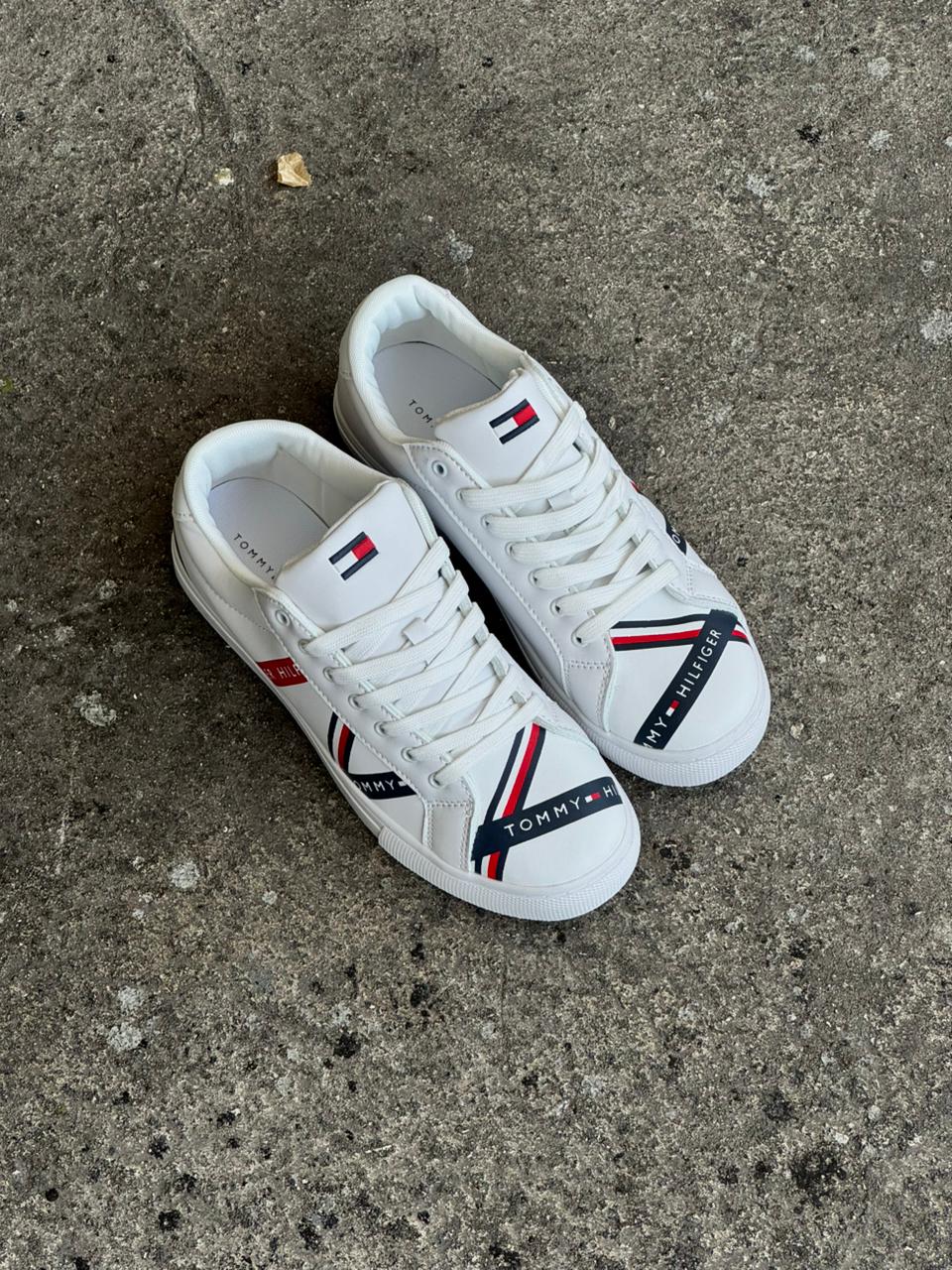 TOMMY HILFIGER ZAPATILLA BLANCA AZUL ROJA