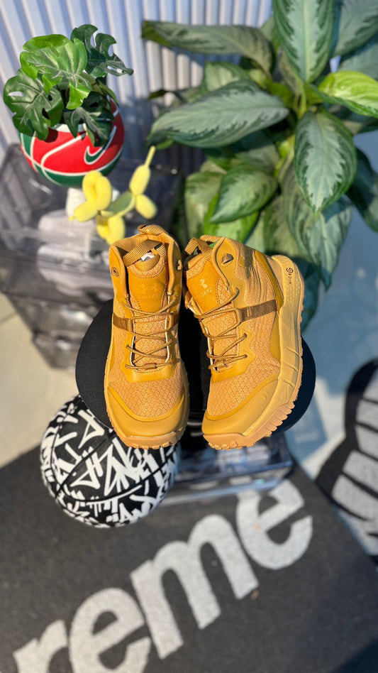 UNDER ARMOUR BOTA CARAMELO