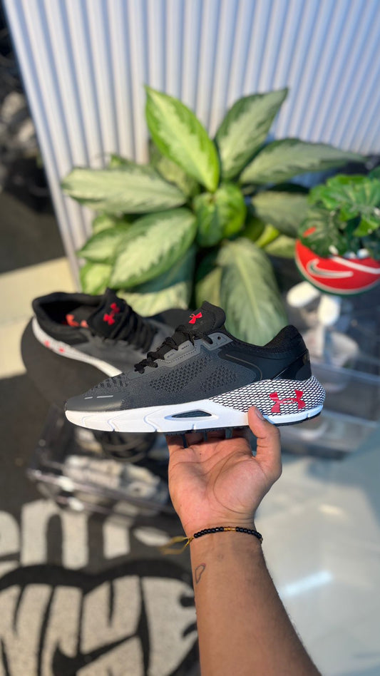 UNDER ARMOUR TENIS GRIS NEGRO