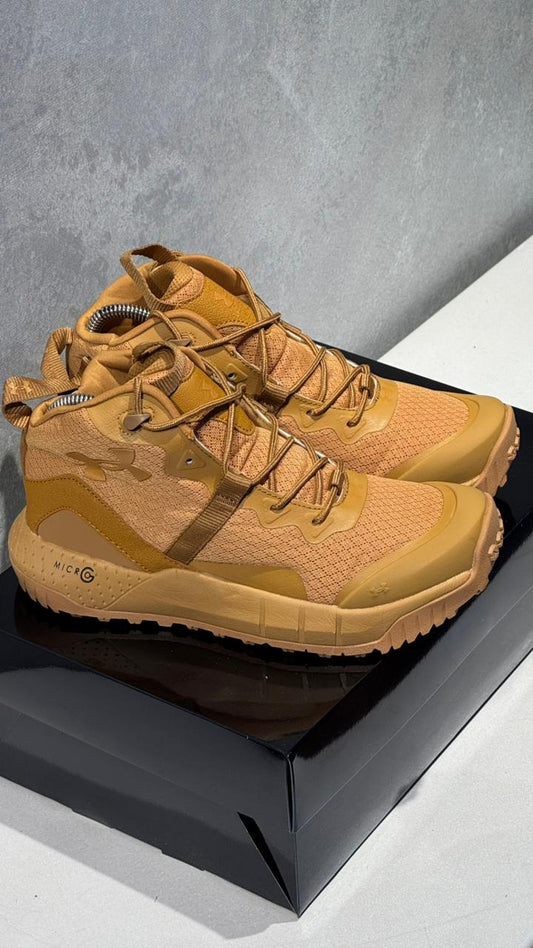 UNDER ARMOUR BOTA CARAMELO