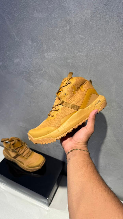 UNDER ARMOUR BOTA CARAMELO