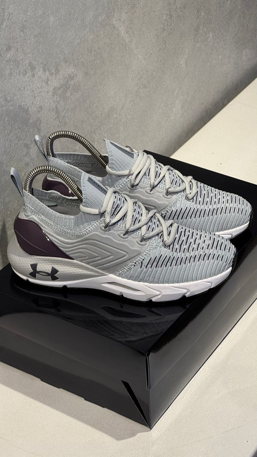 UNDER ARMOUR GRIS MORADO