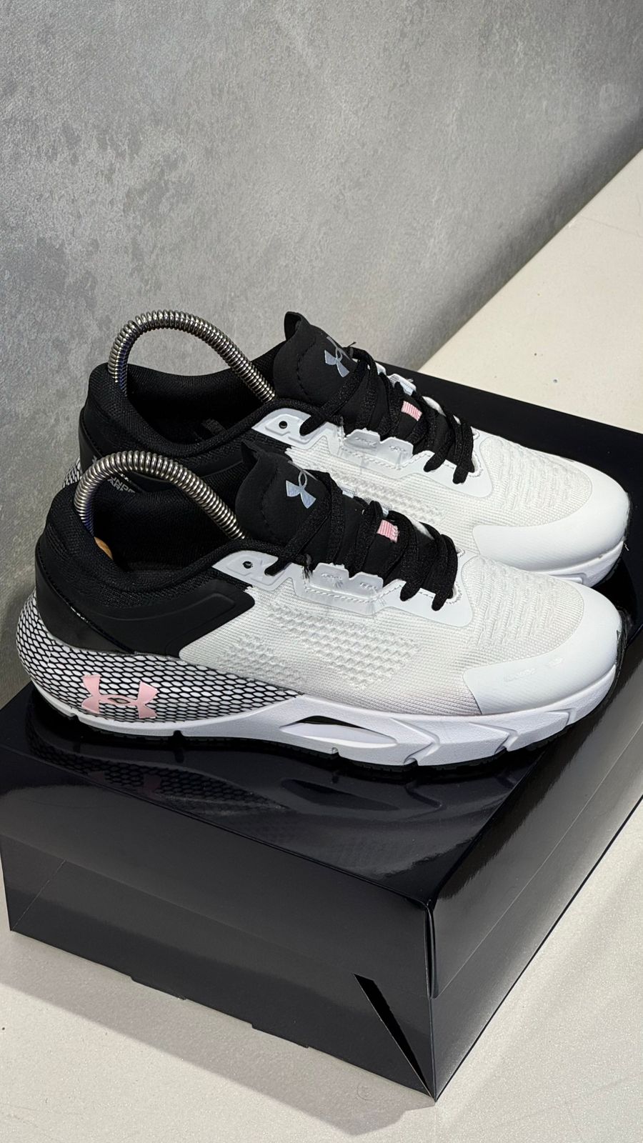 UNDER ARMOUR TENIS BLANCO GRIS ROSA