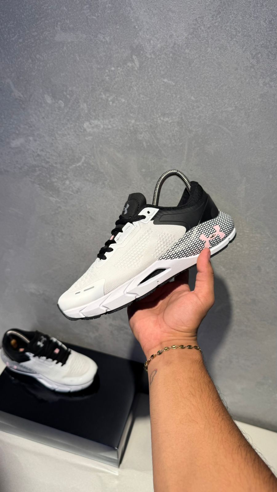 UNDER ARMOUR TENIS BLANCO GRIS ROSA