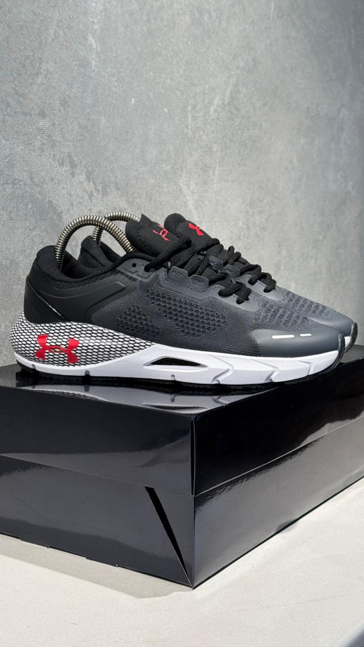 UNDER ARMOUR TENIS GRIS NEGRO