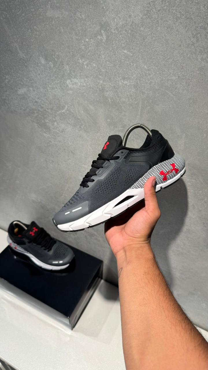 UNDER ARMOUR TENIS GRIS NEGRO