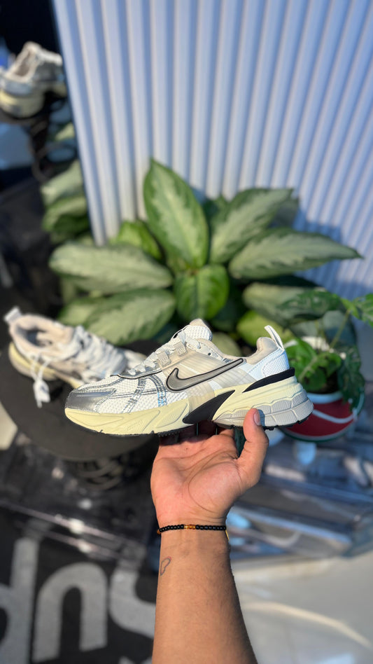NIKE V2K PLATA