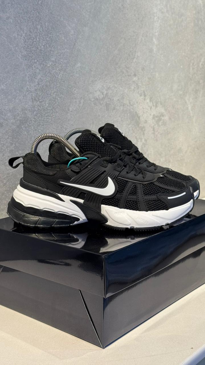 NIKE V2K NEGRO BLANCO