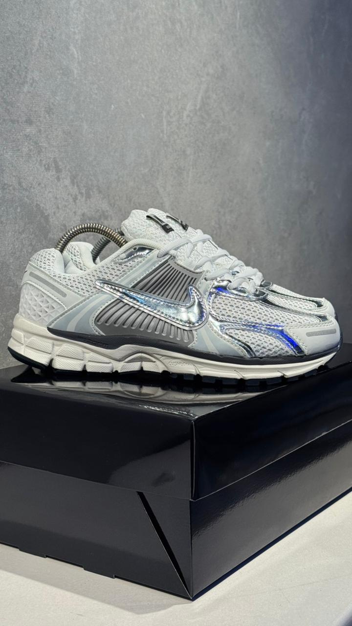 NIKE VOMERO PLATA