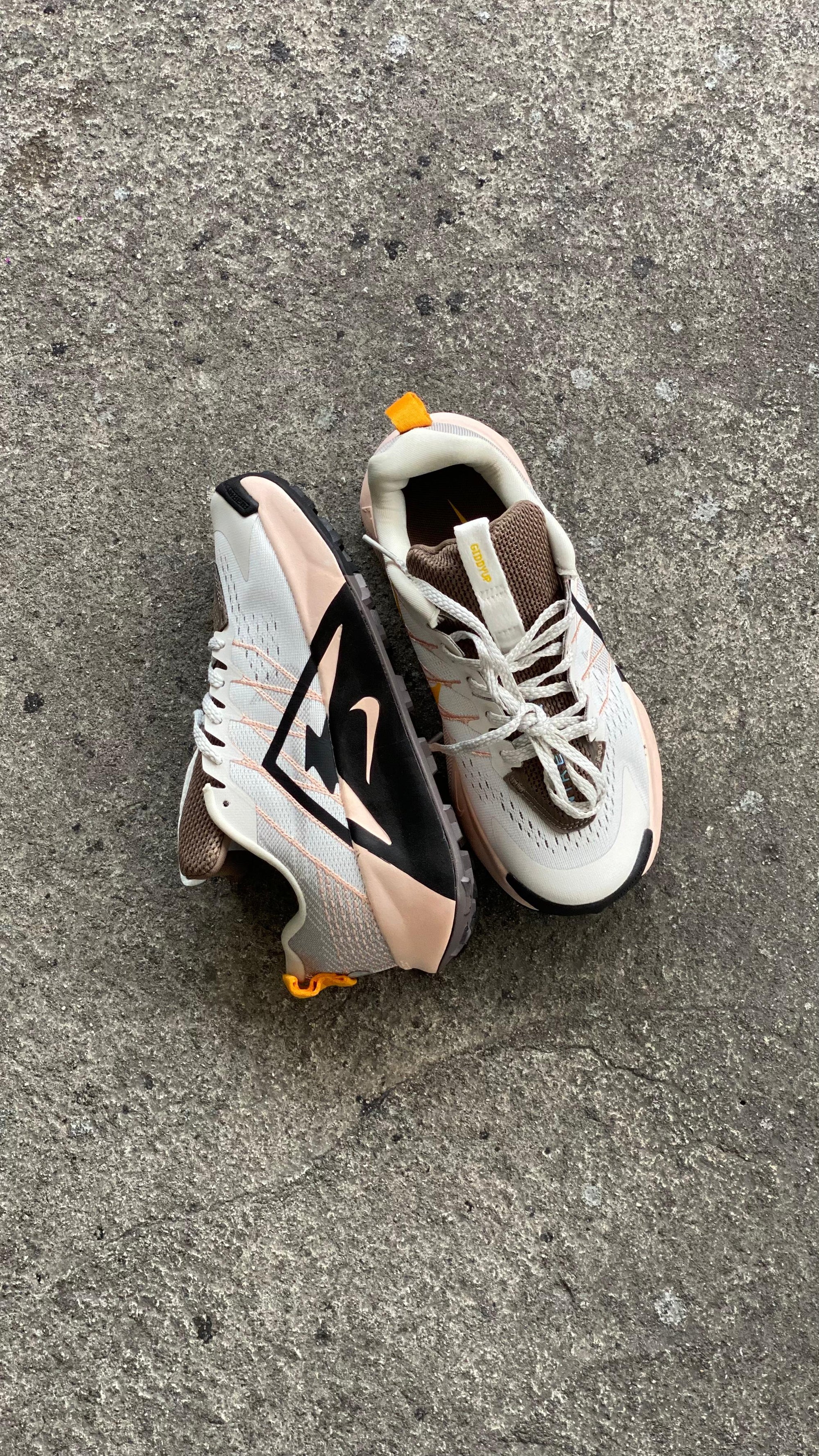 NIKE TRAIL YUP GRIS PIEL