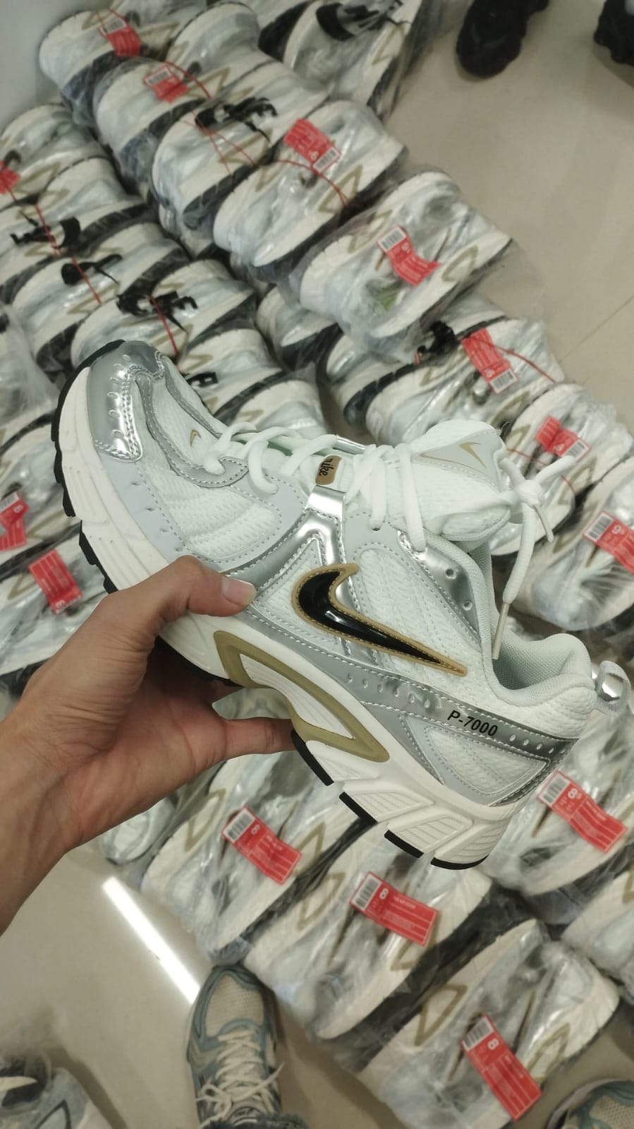NIKE V3K CHULO NEGRO DORADO