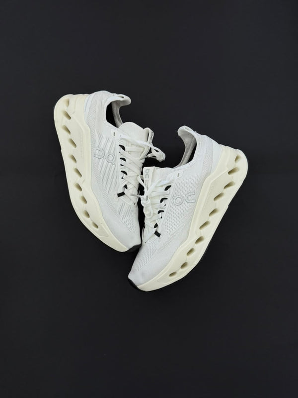 on cloudtec running blanco