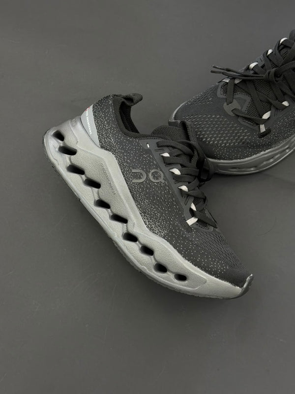on cloudtec running negro