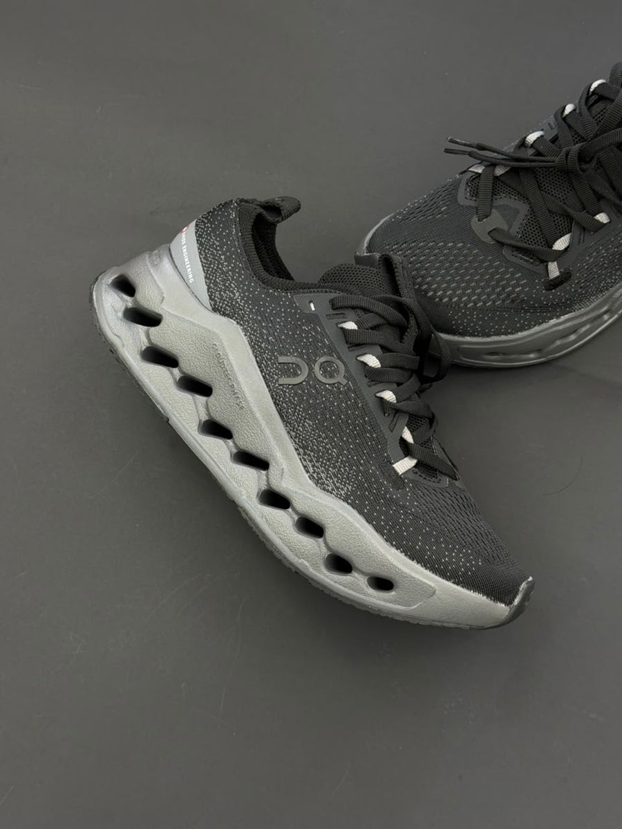 on cloudtec running negro