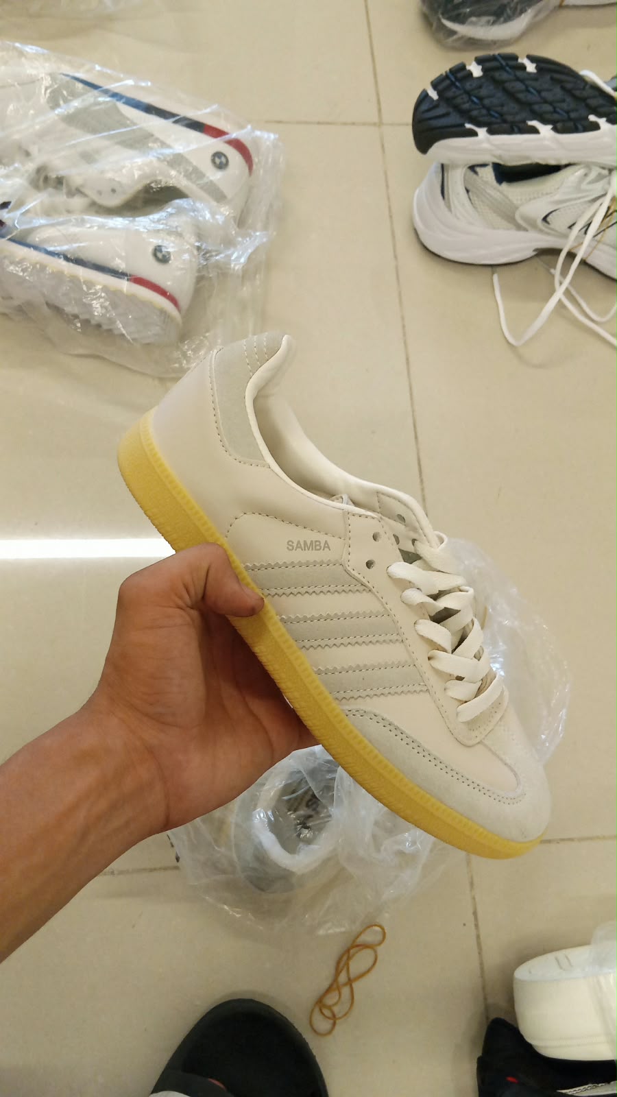 SAMBA BEIGE SUELA AMARILLA PROMO