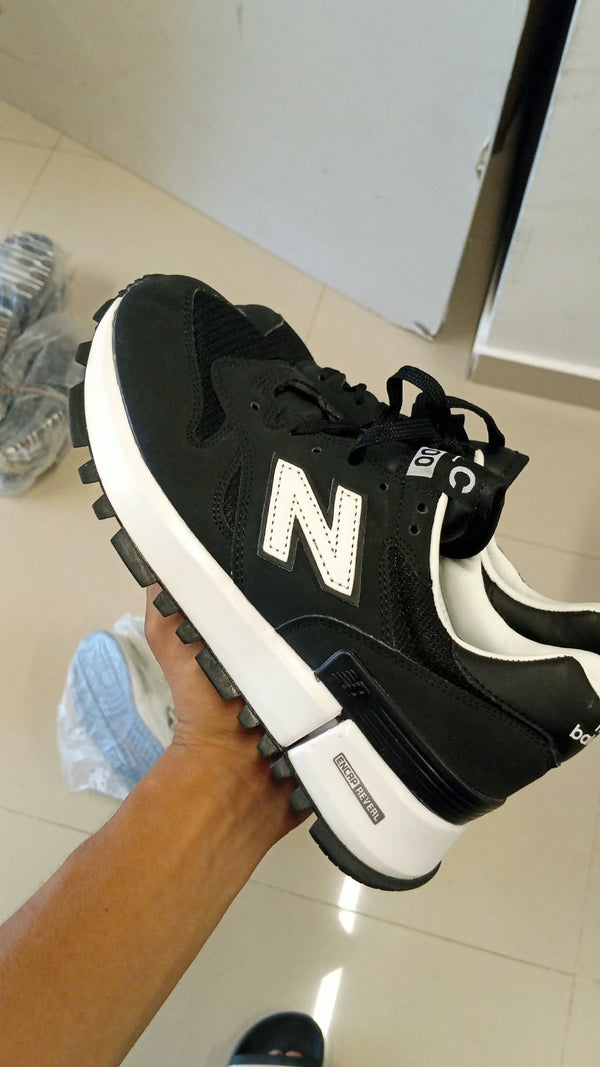 NEW BALANCE NEGRO SUELA BLANCA PROMO