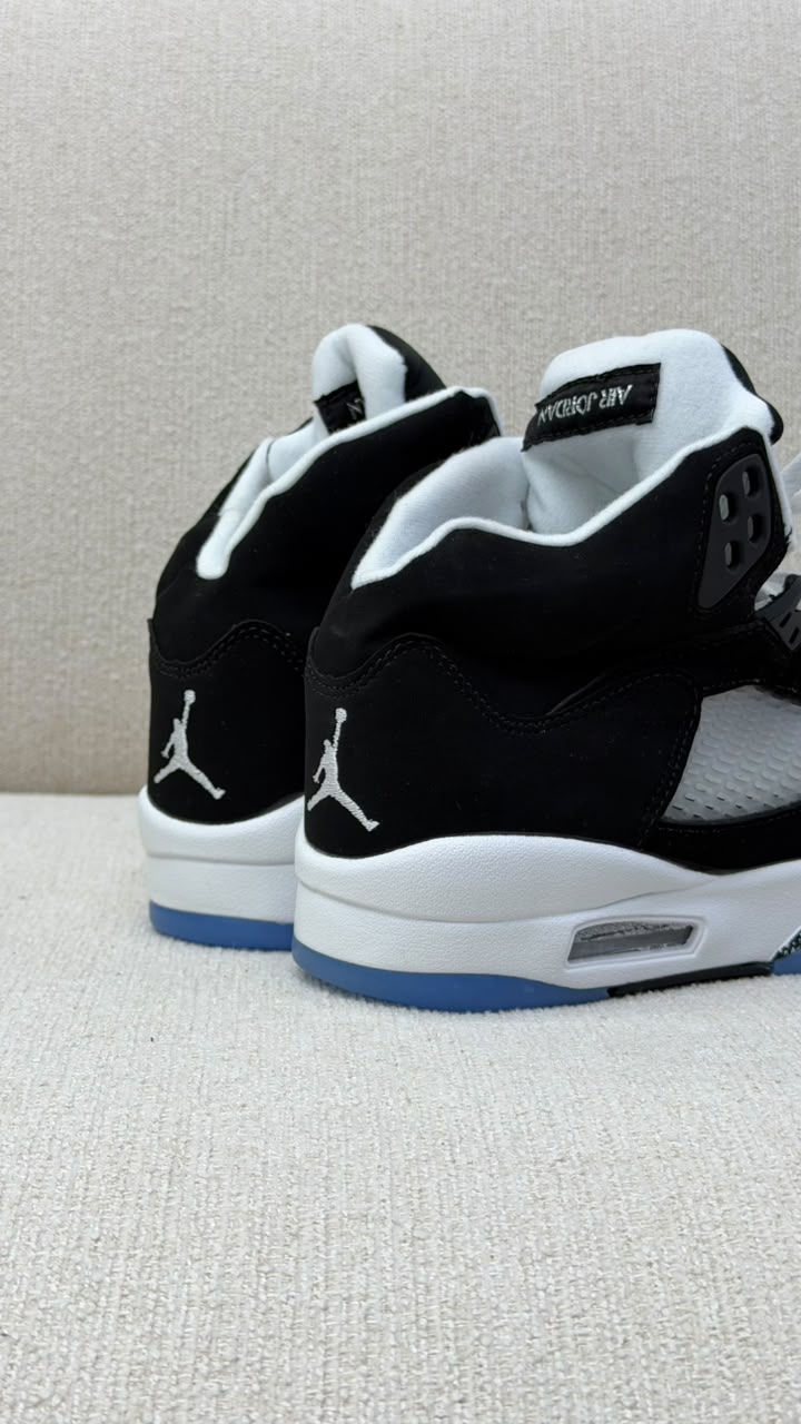 JORDAN  RETRO 5 BLACK CAROLINA