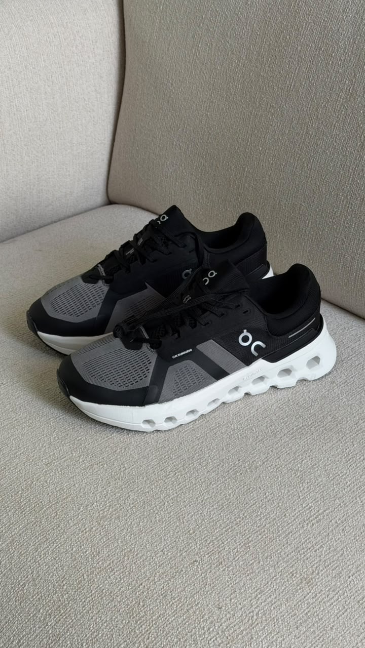 ON CLOUD CLASICO GRIS NEGRO BLANCO