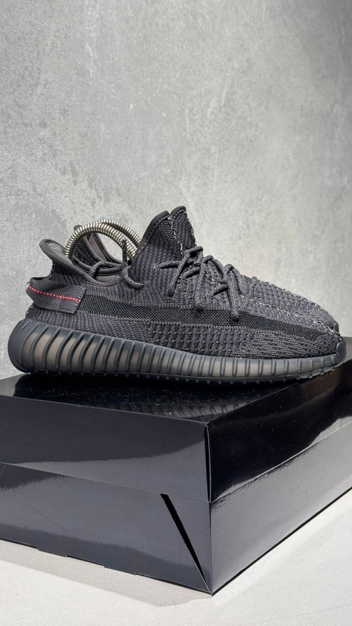 YEEZY 350 NEGRO