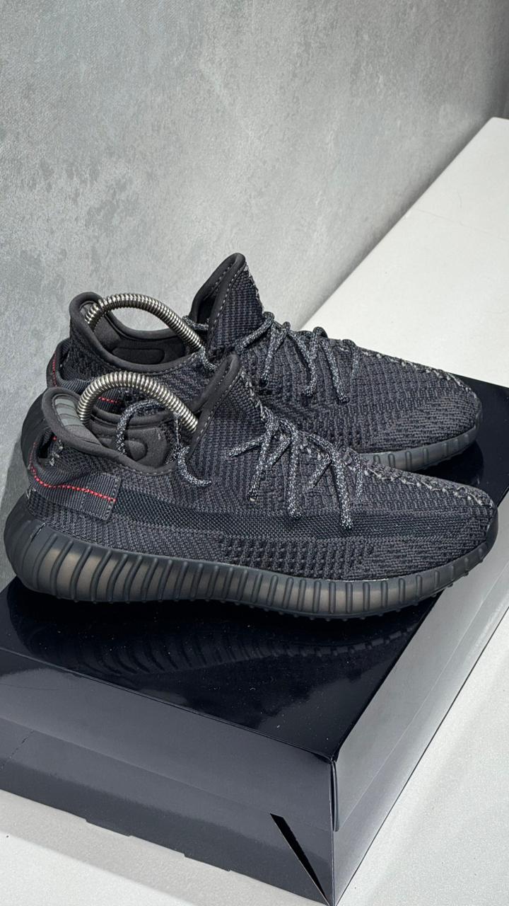 YEEZY 350 NEGRO