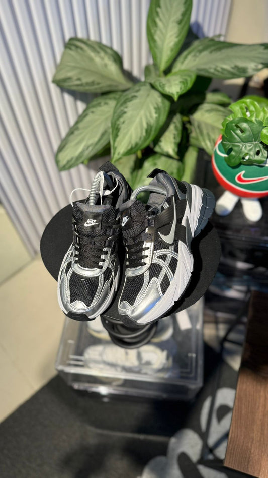 NIKE V2K NEGRO PLATA