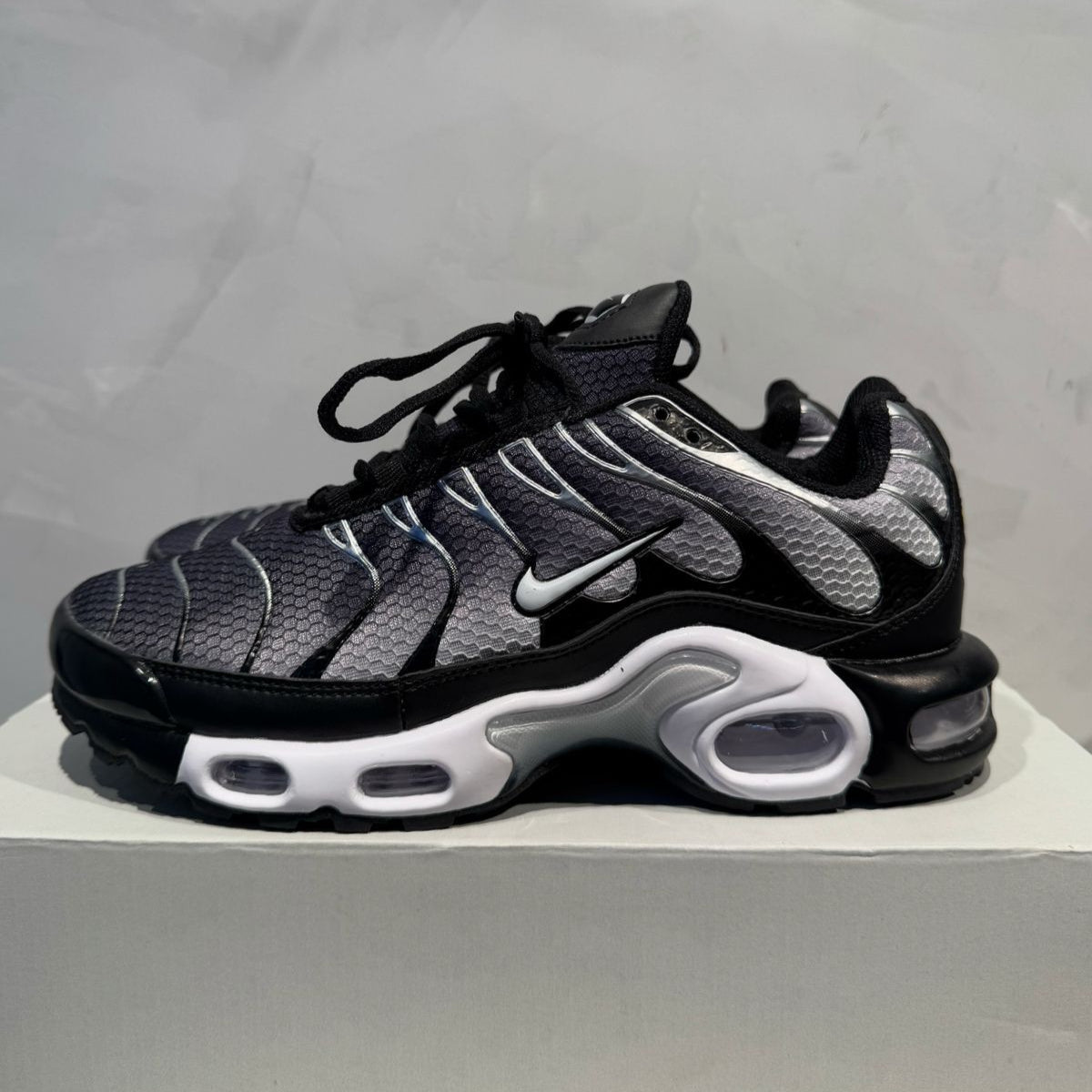 NIKE TN AIR MAX PLUS NEGRO GRIS